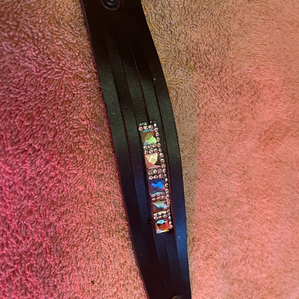 Leather bracelet with large brilliant